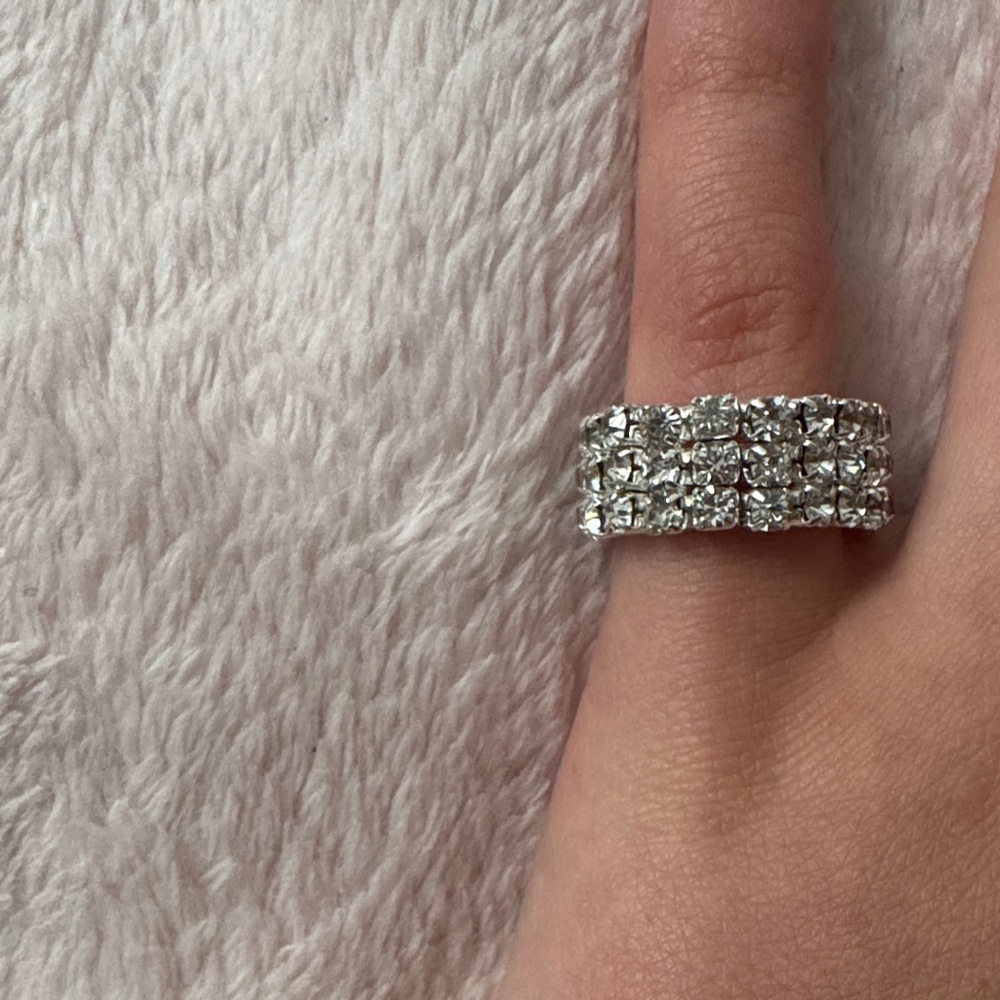 Elegant Silver Rhinestone Stretch Rings - Picture 2 of 3